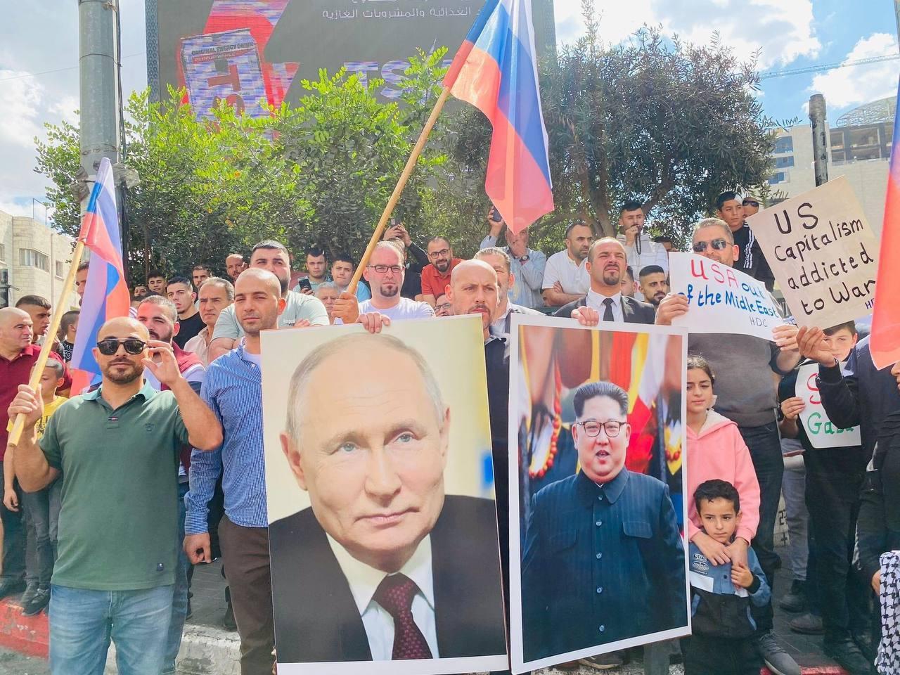 본문 이미지 - 팔레스타인 서안지구에서 진행된 반미, 반이스라엘 시위에 김정은 북한 노동당 총비서와 블라디미르 푸틴 러시아 대통령의 초상화가 등장해 눈길을 끌었다. 24일 엑스(옛 트위터) 갈무리