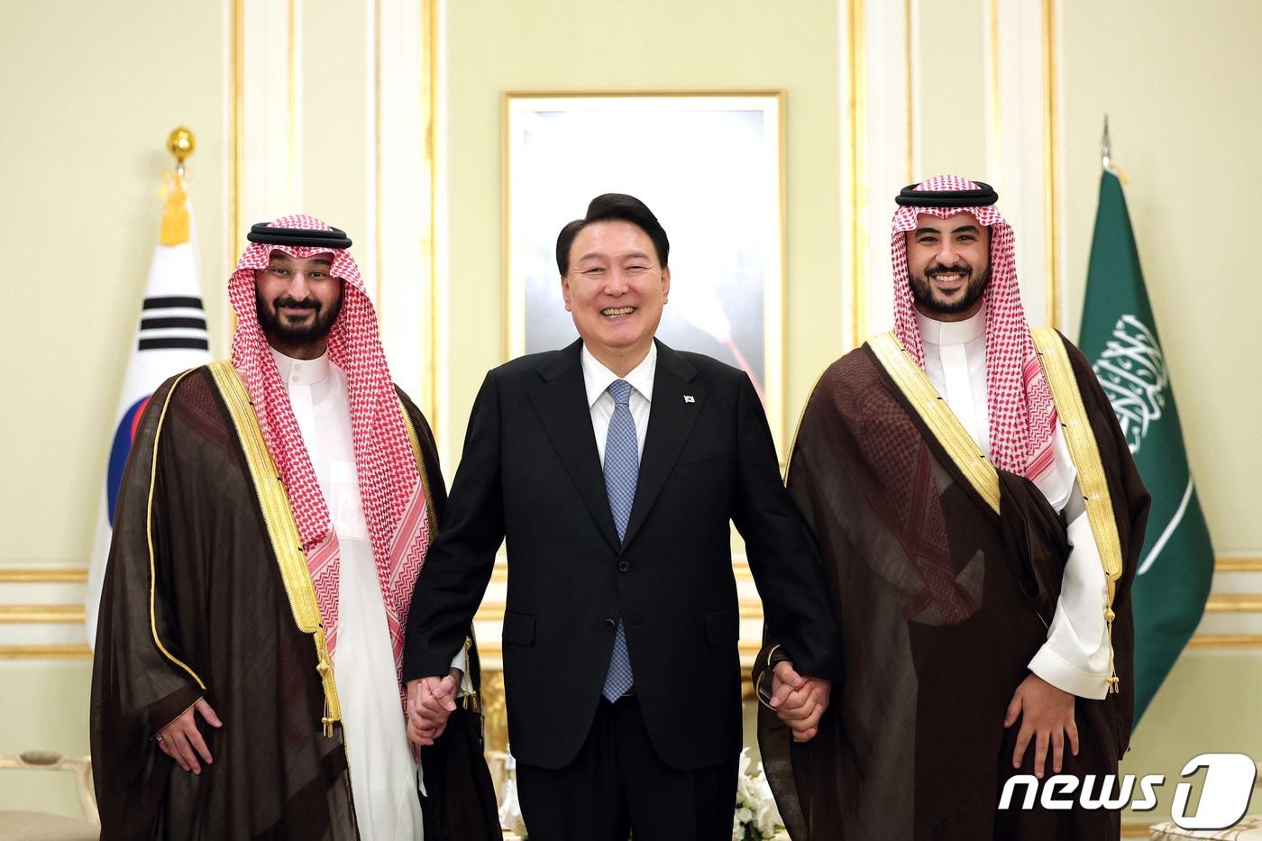사우디아라비아를 국빈 방문 중인 윤석열 대통령이 23일(현지시간) 오후 영빈관에서 칼리드 빈 살만 알 사우드 사우디 국방장관(오른쪽)과 압둘라 빈 반다르 알 사우드 국가방위부 장관을 접견하며 기념촬영을 하고 있다. (대통령실 제공) 2023.10.24/뉴스1 ⓒ News1 오대일 기자