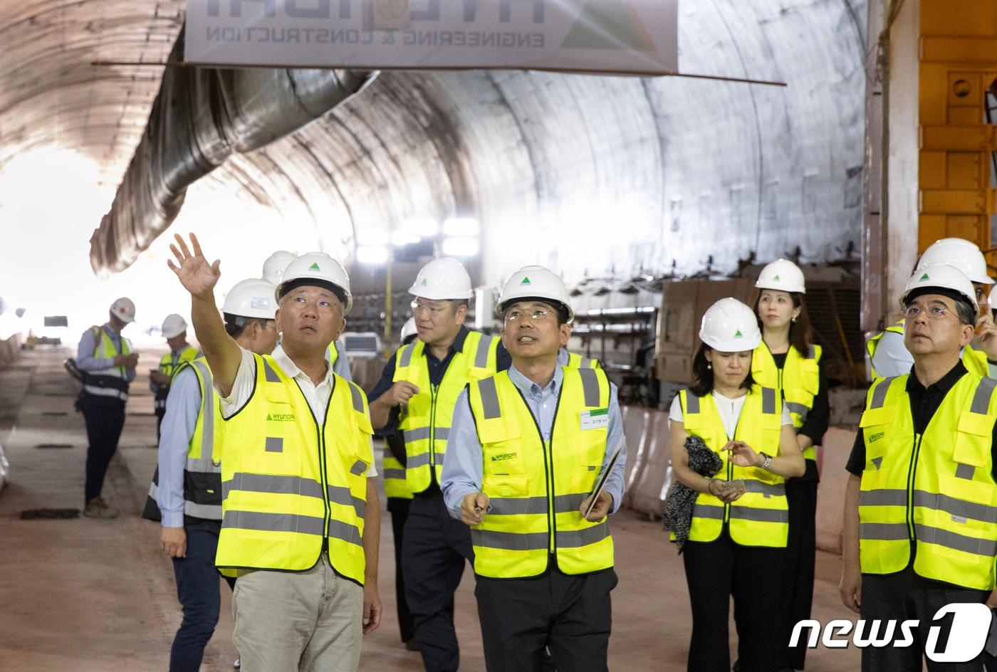 본문 이미지 - 사우디 서북부 타북주에 조성 중인 네옴시티(NEOM CITY)의 주거공간인 ‘더 라인(THE LINE)’ 구역 내 현대건설 지하터널 건설 현장.(현대자동차그룹 제공) 2023.10.24 ⓒ 뉴스1