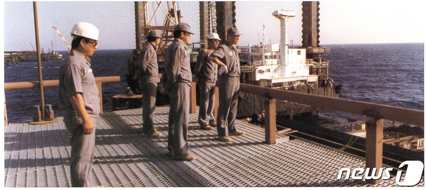 현대자동차그룹이 경제 및 산업구조의 대전환을 추진하고 있는 중동에서 첨단 신사업으로 정주영 선대회장의 ‘중동신화’ 재현에 나서고 있다고 24일 밝혔다. 사진은 정주영 선대회장이 사우디아라비아 주베일 산업항 건설 현장을 둘러보며 현황을 점검하는 모습. (현대자동차그룹 제공) 2023.10.24/뉴스1