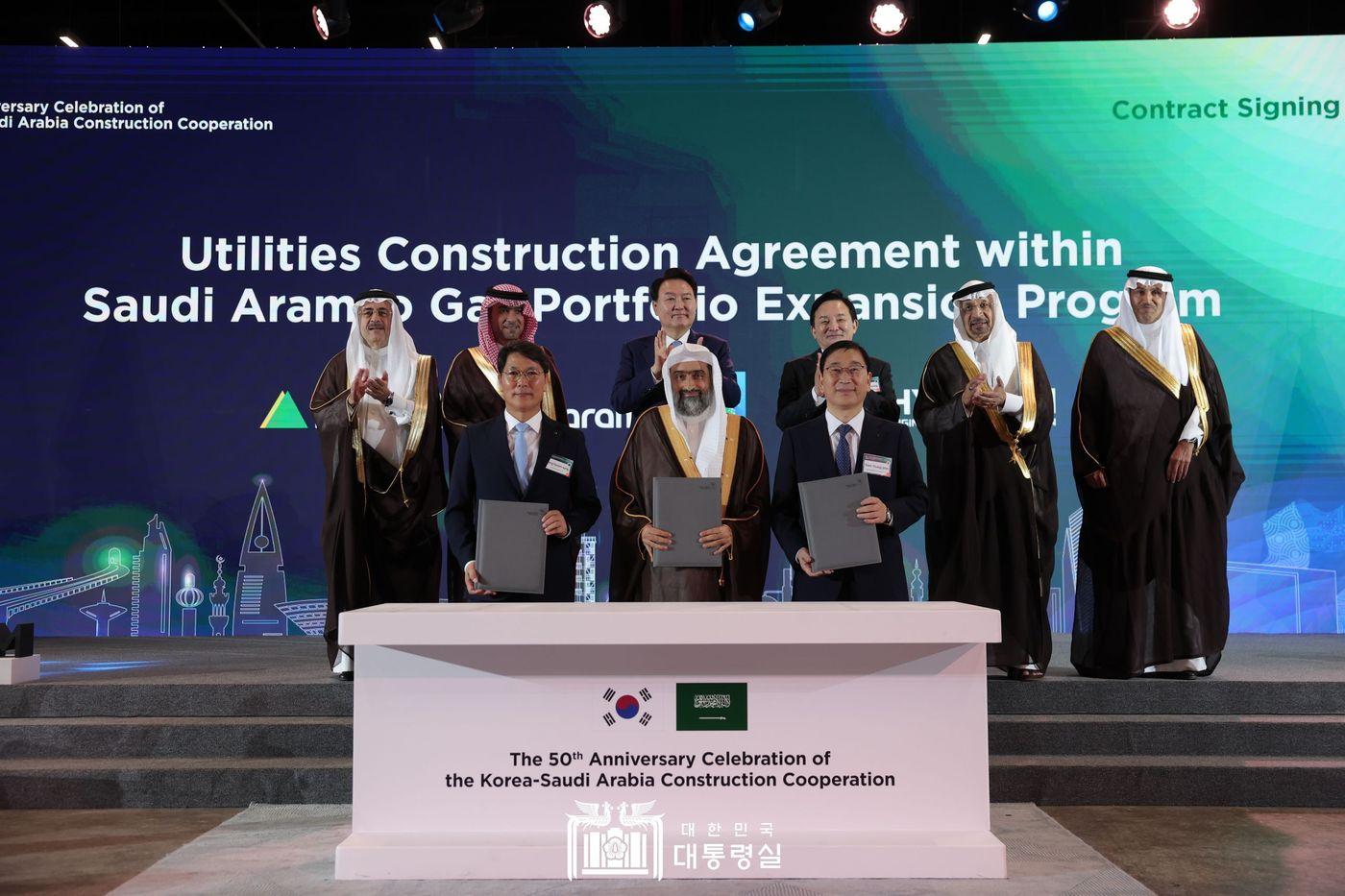본문 이미지 - 수주 계약식에 참석한 주요 관계자들이 계약서에 서명을 하고 있다. (1열 좌측부터) 홍현성 현대엔지니어링 대표, 와일 알 자파리 아람코 부사장, 윤영준 현대건설 대표, (2열 좌측부터) 아민 알 나세르 아람코 CEO, 마지드 알 호가일 사우디 주택부장관, 윤석열 대통령, 원희룡 국토부장관, 칼리스 알 팔리 사우디 투자부장관, 살레 알 자세르 사우디 교통부장관.(대통령실 제공)