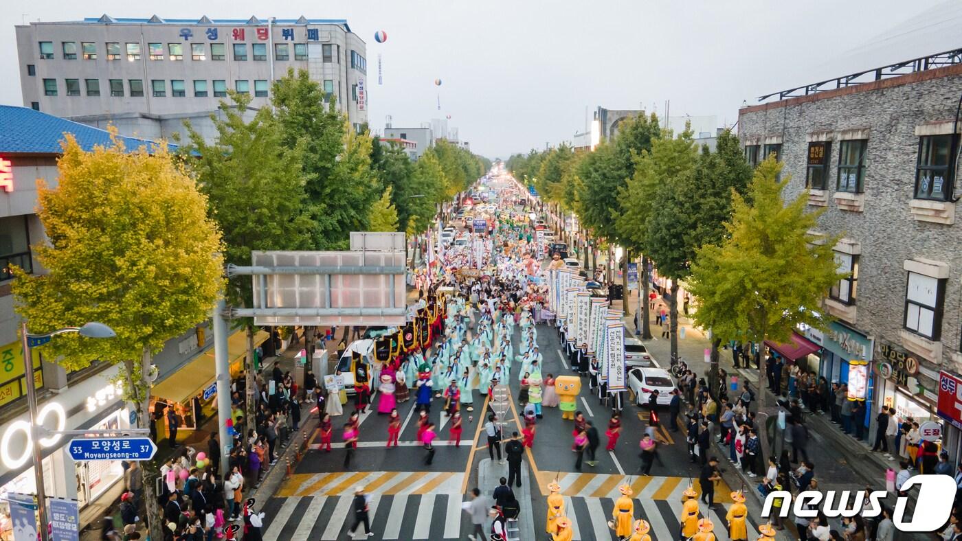 본문 이미지 -  제50회 고창모양성제(19~23일)’가 축제 전체에 역사성·즐거움·어울림을 이끌며 전국에서 21만 여명(잠정치)이 다녀가며 역대 최고의 흥행 기록을 세웠다. 거리퍼레이드 장면(고창군 제공)2023.10.19/뉴스1
