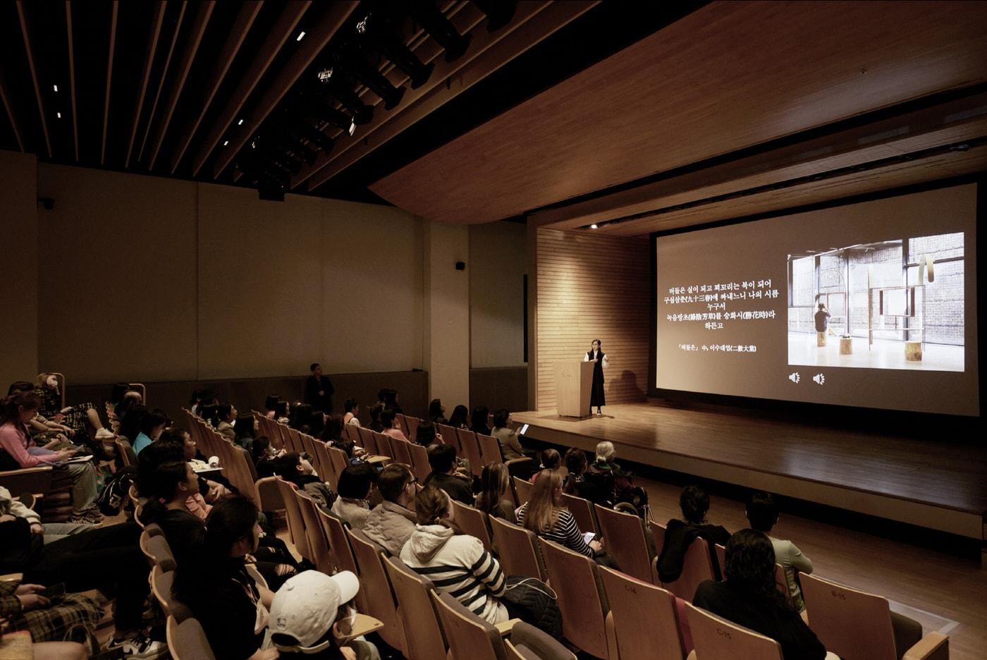 곽준영 리움미술관 전시기획실장의 전시 해설 모습. (리움미술관 제공)