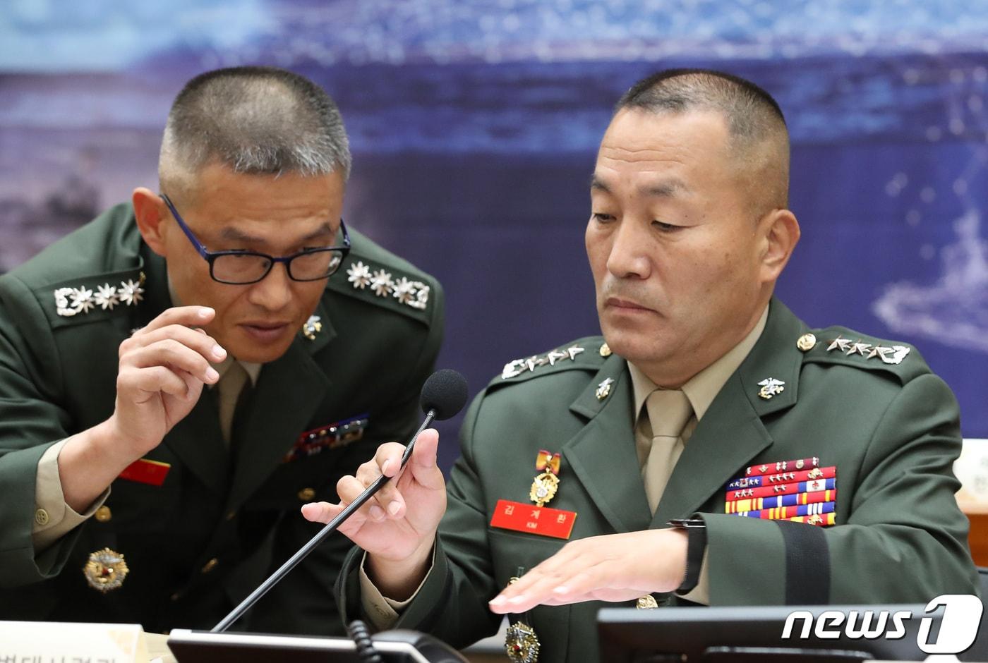 본문 이미지 - 김계환 해병대사령관이 24일 오전 충남 계룡대에서 열린 국회 국방위원회의 해군본부에 대한 국정감사에서 답변자료를 준비하고 있다. 2023.10.24/뉴스1 ⓒ News1 김기태 기자