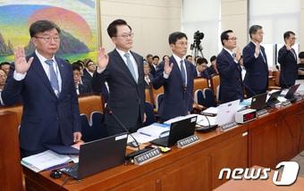 본문 이미지 - 권남주 한국자산관리공사 사장, 최준우 한국주택금융공사 사장 등이 지난 해 10월 24일 서울 여의도 국회에서 열린 정무위원회의 예금보험공사, 한국자산관리공사, 한국주택금융공사 등에 대한 국정감사에서 선서를 하고 있다뉴스1 DB
