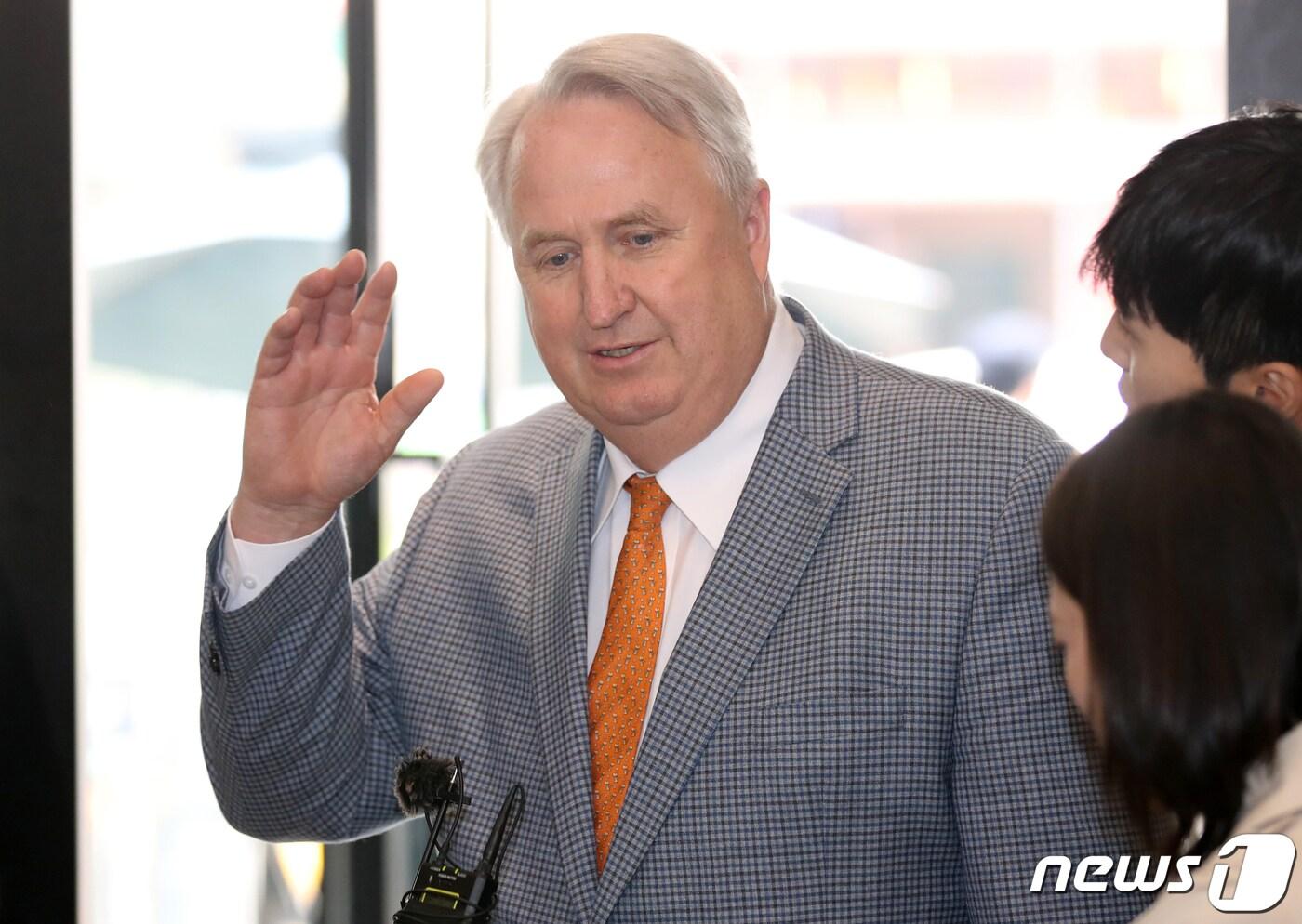 인요한 국민의힘 혁신위원장이 24일 오전 서울 여의도 국민의힘 중앙당사에 마련된 혁신위 사무실로 출근, 취재진 질문에 답하고 있다. (공동취재) 2023.10.24/뉴스1 ⓒ News1 황기선 기자