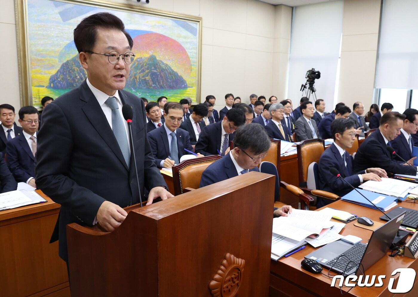 본문 이미지 - 강석훈 KDB산업은행 회장이 24일 서울 여의도 국회에서 열린 정무위원회의 예금보험공사, 한국자산관리공사, 한국주택금융공사 등에 대한 국정감사에서 업무보고를 하고 있다. 2023.10.24/뉴스1 ⓒ News1 송원영 기자