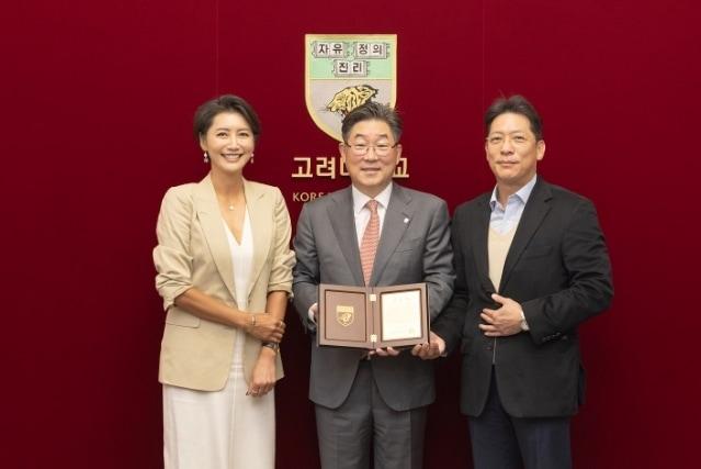 본문 이미지 - (왼쪽부터) 한성주, 김동원 총장, 오빠 한현철씨. 고려대학교