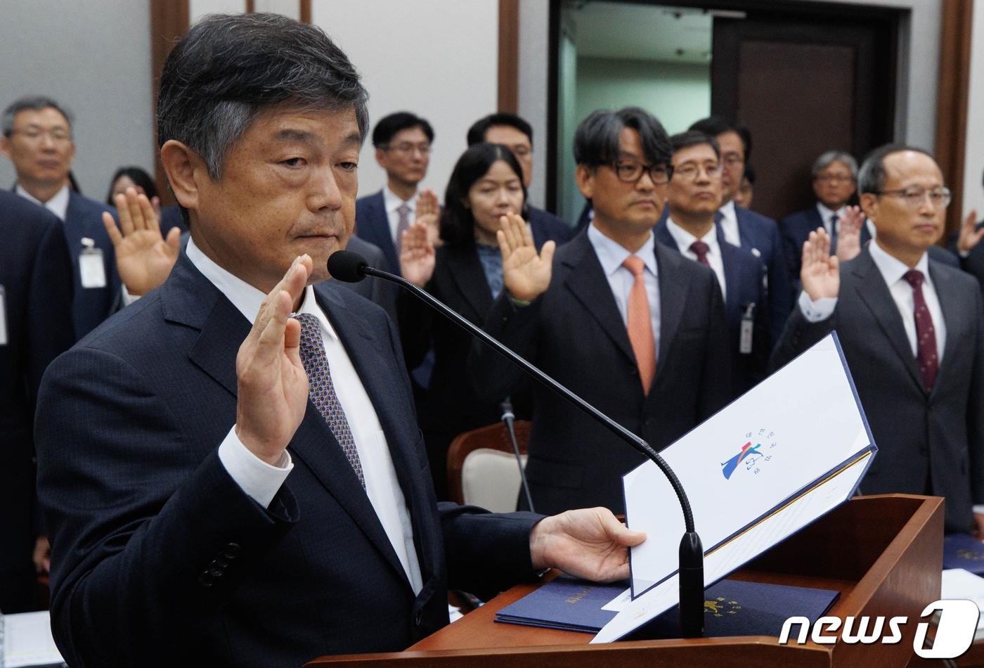 본문 이미지 - 윤준 서울고등법원장이 24일 오전 서울 서초구 서울고등법원에서 열린 국회 법제사법위원회의 서울·수원고법 및 서울중앙·인천·수원지법, 서울행정·가정·회생법원 등 17개 기관에 대한 국정감사에서 선서를 하고 있다. 2023.10.24/뉴스1 ⓒ News1 국회사진취재단