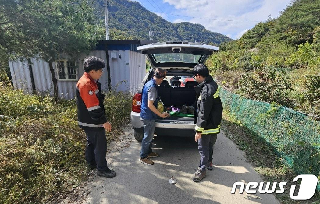 본문 이미지 - 보은군 기동단속반원들이 산림 내 불법행위 단속을 하고 있다. (보은군 제공) /뉴스1
