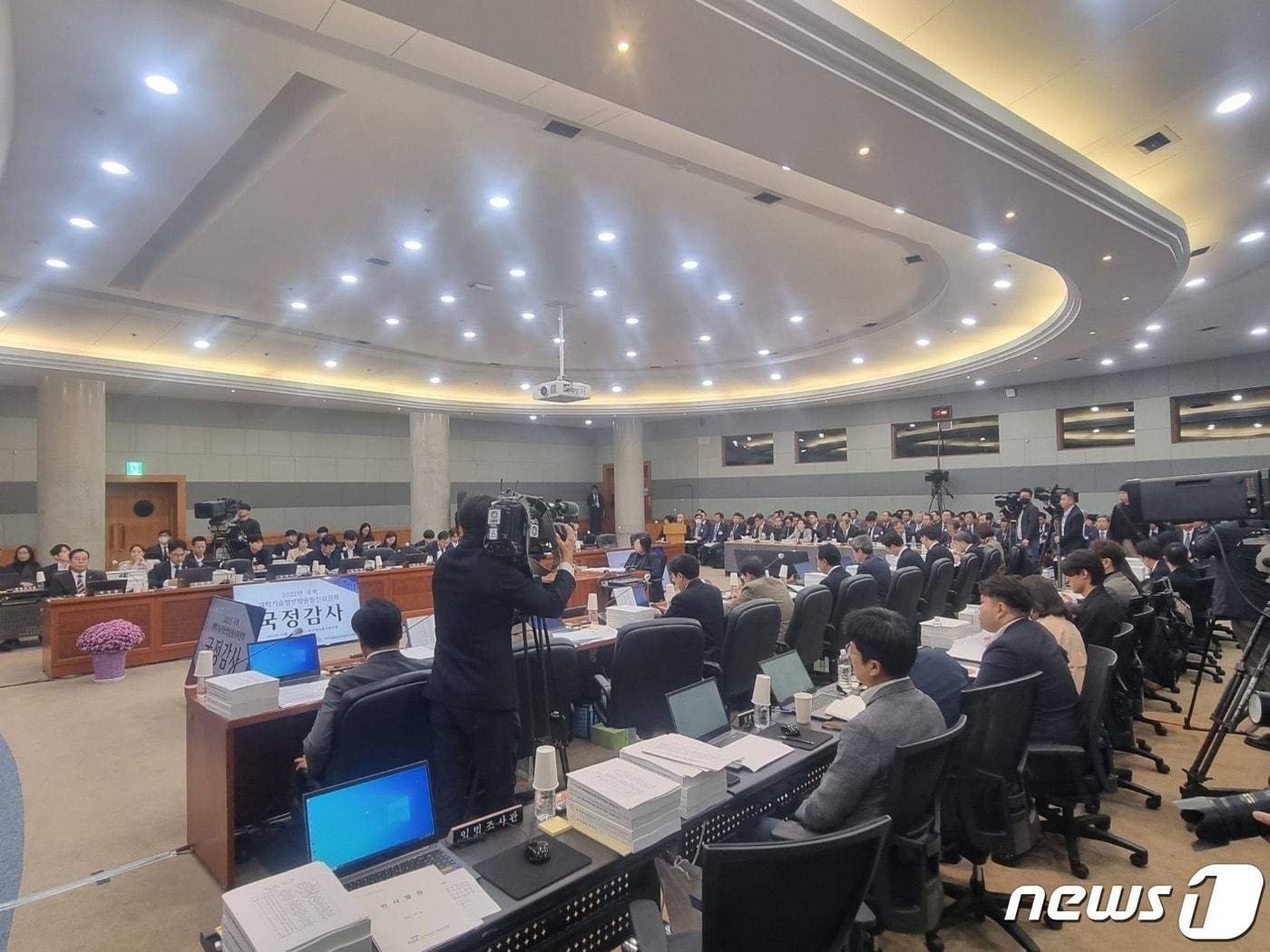 본문 이미지 - 국회 과학기술정보방송통신위원회가 대전 한국전자통신연구원(ETRI)에서 국정감사를 진행하고 있다./뉴스1