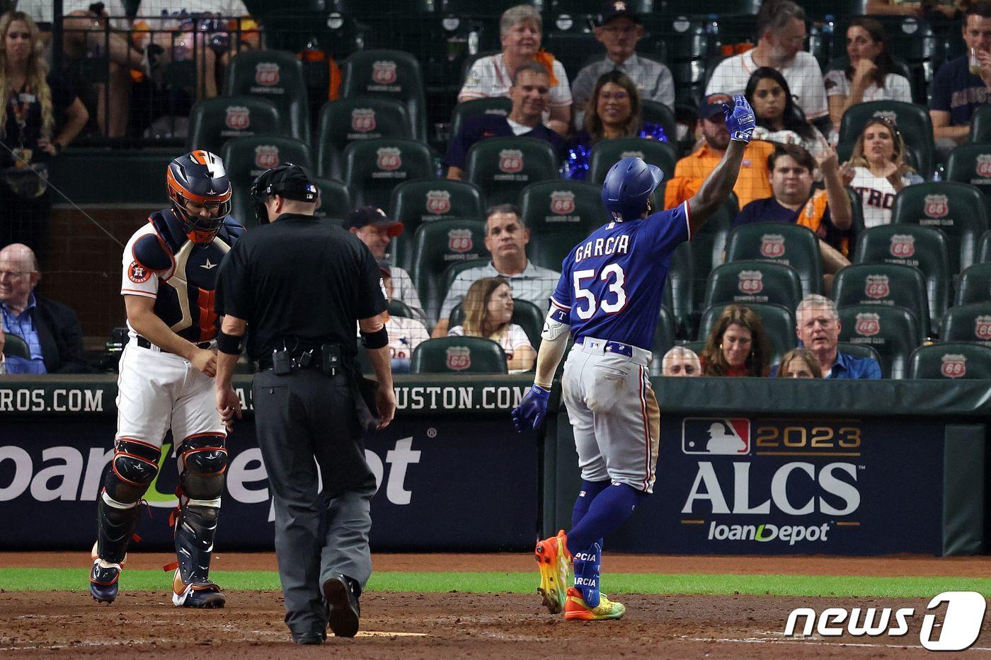 본문 이미지 - 휴스턴과 ALCS 7차전에서 홈런을 친 뒤 환호하는 아돌리스 가르시아. ⓒ AFP=뉴스1