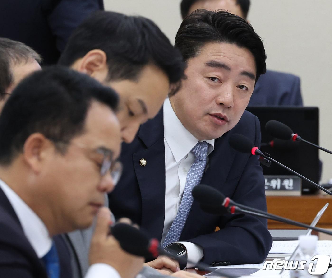 본문 이미지 - 강훈식 더불어민주당 의원이 24일 서울 여의도 국회에서 열린 정무위원회의 예금보험공사, 한국자산관리공사, 한국주택금융공사 등에 대한 국정감사에서 질의를 하고 있다. 2023.10.24/뉴스1 ⓒ News1 송원영 기자