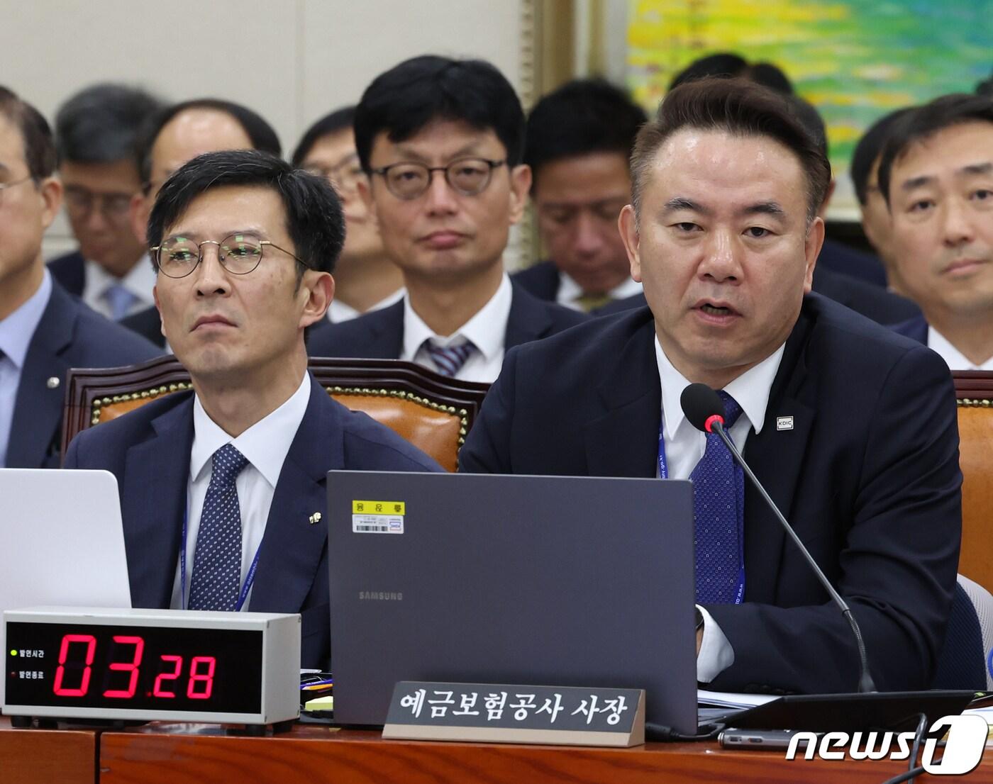 본문 이미지 - 유재훈 예금보험공사 사장이 24일 서울 여의도 국회에서 열린 정무위원회의 예금보험공사, 한국자산관리공사, 한국주택금융공사 등에 대한 국정감사에서 의원들의 질의에 답변하고 있다. 2023.10.24/뉴스1 ⓒ News1 송원영 기자