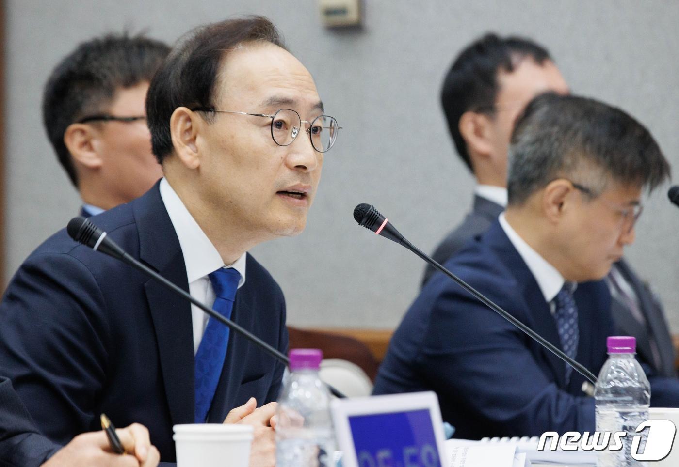 본문 이미지 - 김정중 서울중앙지방법원장이 24일 오전 서울 서초구 서울고등법원에서 열린 국회 법제사법위원회의 서울·수원고법 및 서울중앙·인천·수원지법, 서울행정·가정·회생법원 등 17개 기관에 대한 국정감사에서 의원질의에 답하고 있다. 2023.10.24/뉴스1 ⓒ News1 국회사진취재단