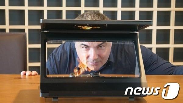 본문 이미지 - 2023 타임지 최고발명품인 '그래핀 라디에이터'를 바라보는 노벨상 수상자 콘스탄틴 노보셀로프 교수(그래핀스퀘어 최고과학자문). 사진제공=그래핀스퀘어(주)