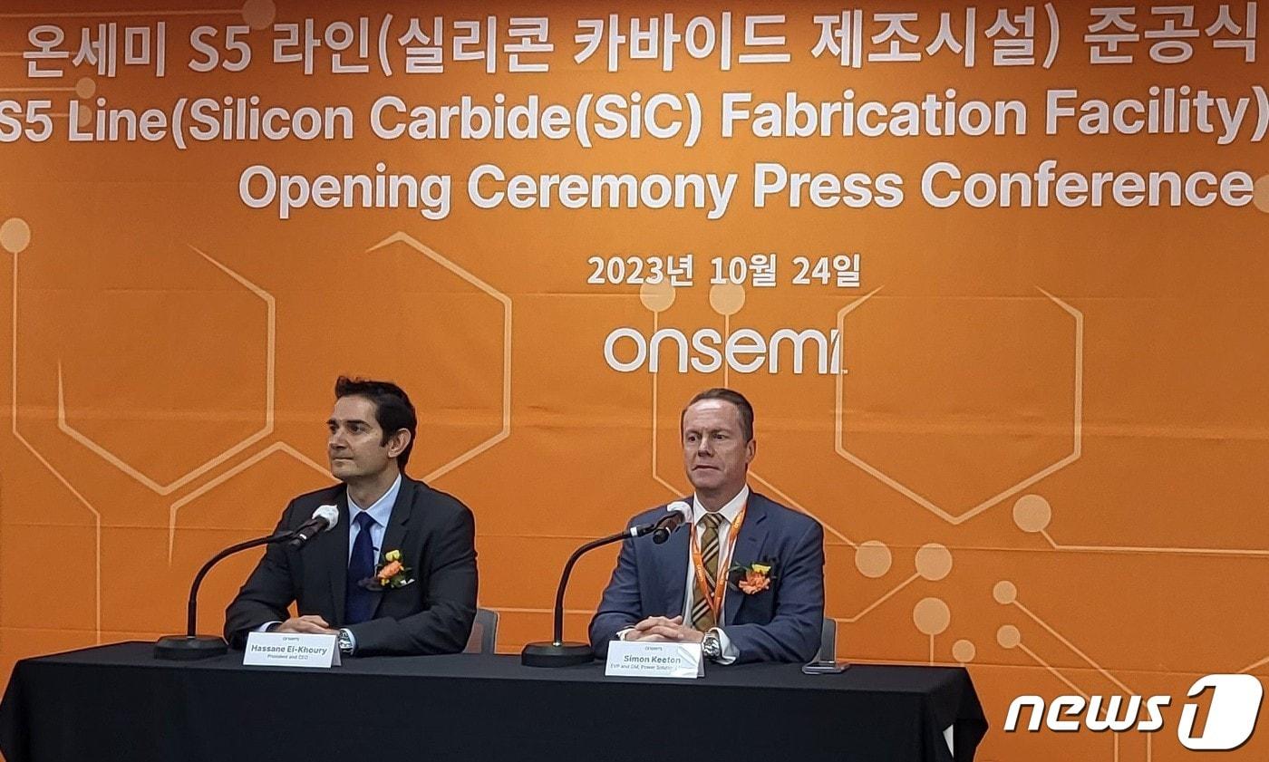  하산 엘 코우리(Hassane El-Khoury) 온세미 CEO와 사이먼 키튼(Simon Keeton) 온세미 부사장이 부천 S5라인 준공식 기자간담회에서 질문에 답변하고 있다.  2023.10.24/뉴스1 ⓒ News1 강태우 기자 