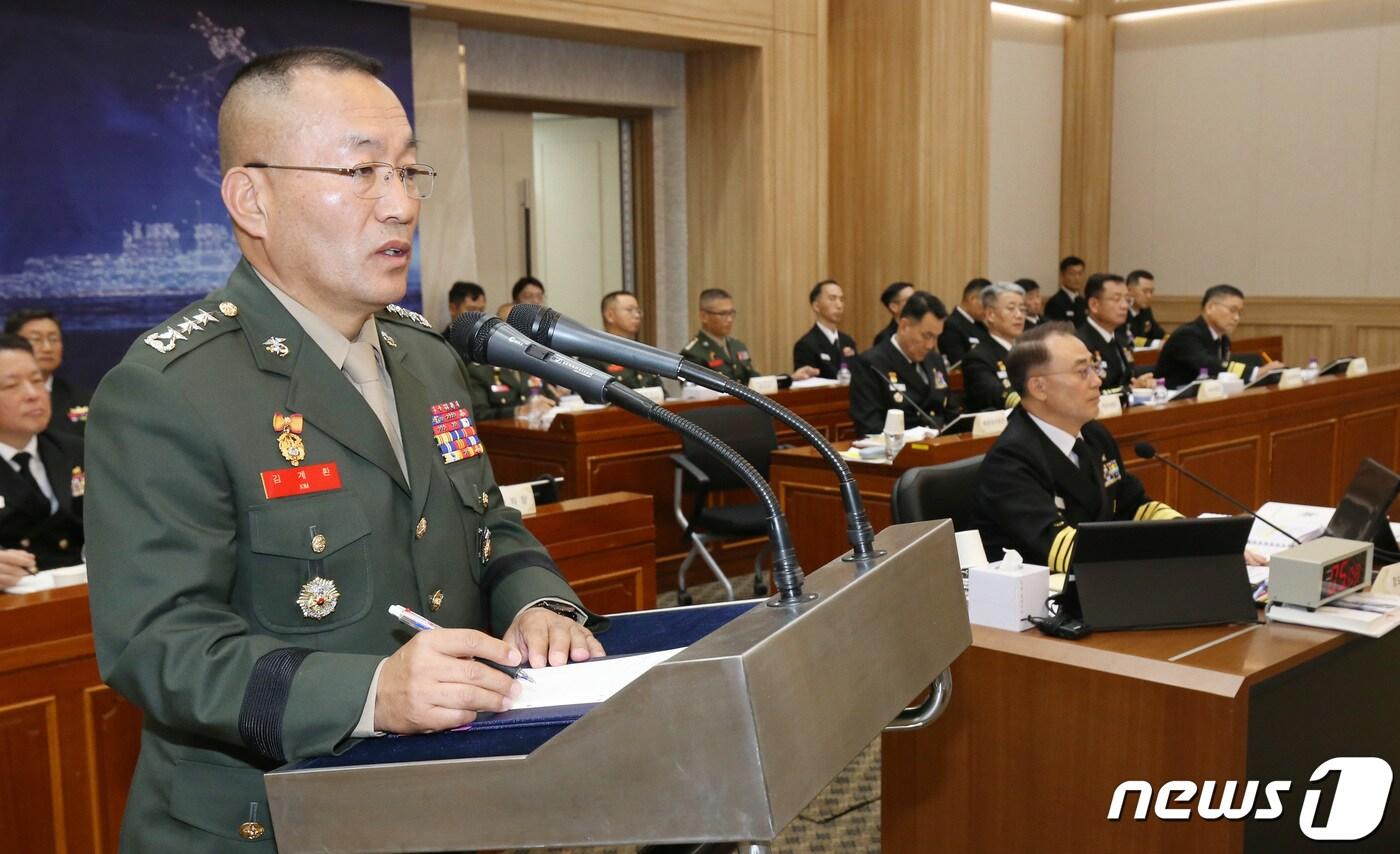 본문 이미지 - 김계환 해병대사령관이 24일 오전 충남 계룡대에서 열린 국회 국방위원회의 해군본부에 대한 국정감사에서 답변하고 있다. 2023.10.24/뉴스1 ⓒ News1 김기태 기자