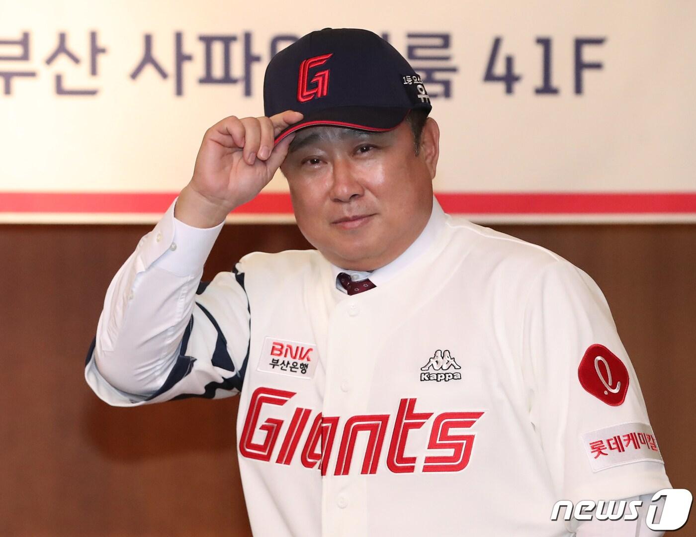 본문 이미지 - 김태형 롯데 자이언츠 감독이 24일 오후 부산 부산진구 롯데호텔 부산에서 열린 취임식에서 이강훈 롯데 자이언츠 대표이사로부터 받은 모자를 착용하고 있다. 2023.10.24/뉴스1 ⓒ News1 윤일지 기자