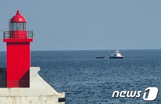 본문 이미지 - 해상에서 표류하던 북한 소형 목선을 예인하는 모습.&#40;사진은 기사 내용과 무관함&#41; /뉴스1 ⓒ News1 윤왕근 기자