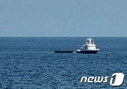 본문 이미지 - 북한 주민 4명이 강원도 속초 인근 해상을 통해 귀순한 24일 해경 선박이 이들이 타고온 소형 목선을 인근 군부대로 예인하고 있다. 2023.10.24/뉴스1 ⓒ News1 윤왕근 기자