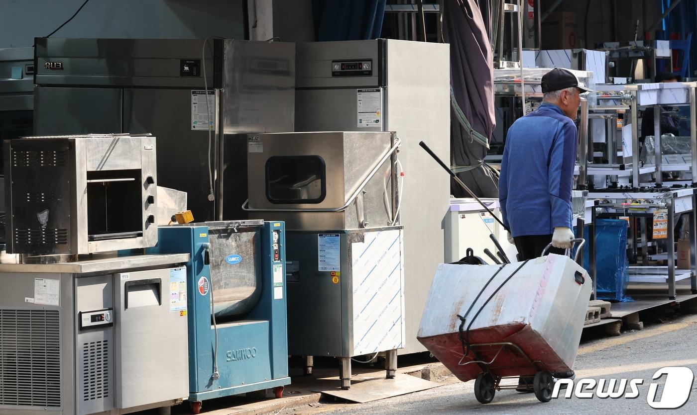 서울 중구 황학동주방거리 중고 주방 기구들이 쌓여 있는 모습. 2023.10.24/뉴스1 ⓒ News1 김도우 기자
