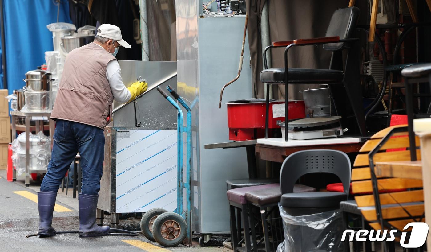 서울 중구 황학동주방거리 중고 주방 기구들이 쌓여 있는 모습. ⓒ News1 김도우 기자