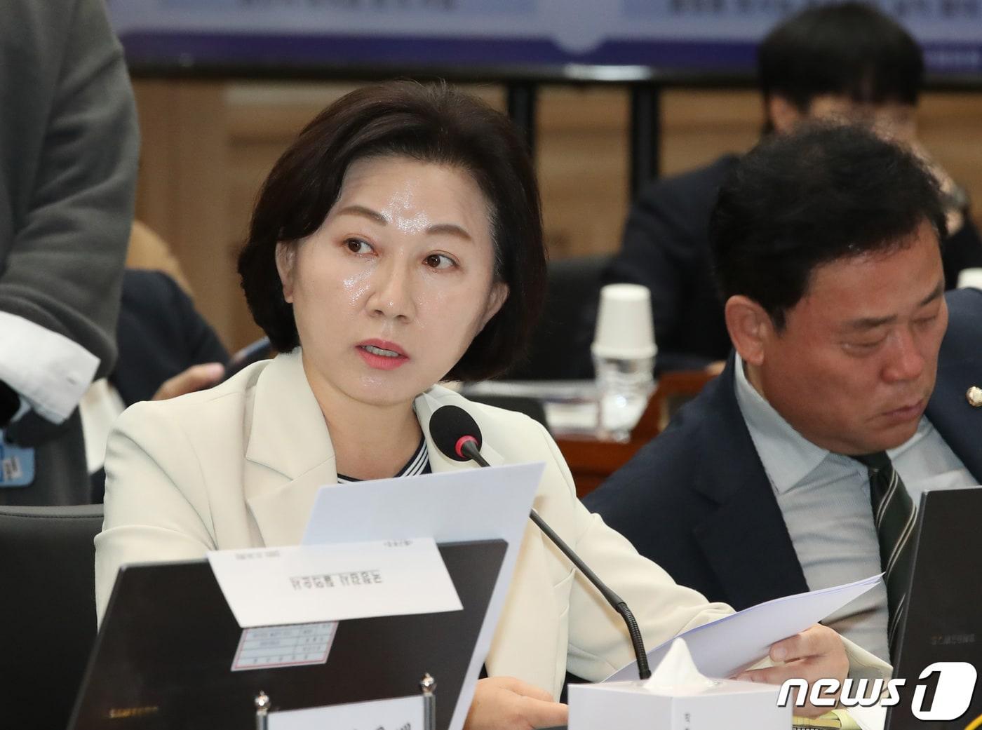 본문 이미지 - 송옥주 더불어민주당 의원이 24일 오후 충남 계룡대에서 열린 국회 국방위원회의 해군본부에 대한 국정감사에서 질의하고 있다. 2023.10.24/뉴스1 ⓒ News1 김기태 기자