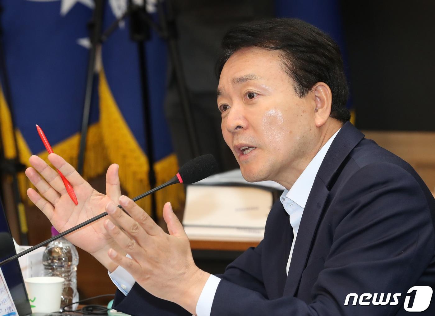 본문 이미지 - 성일종 국민의힘 의원이 24일 오후 충남 계룡대에서 열린 국회 국방위원회의 해군본부에 대한 국정감사에서 질의하고 있다. 2023.10.24/뉴스1 ⓒ News1 김기태 기자