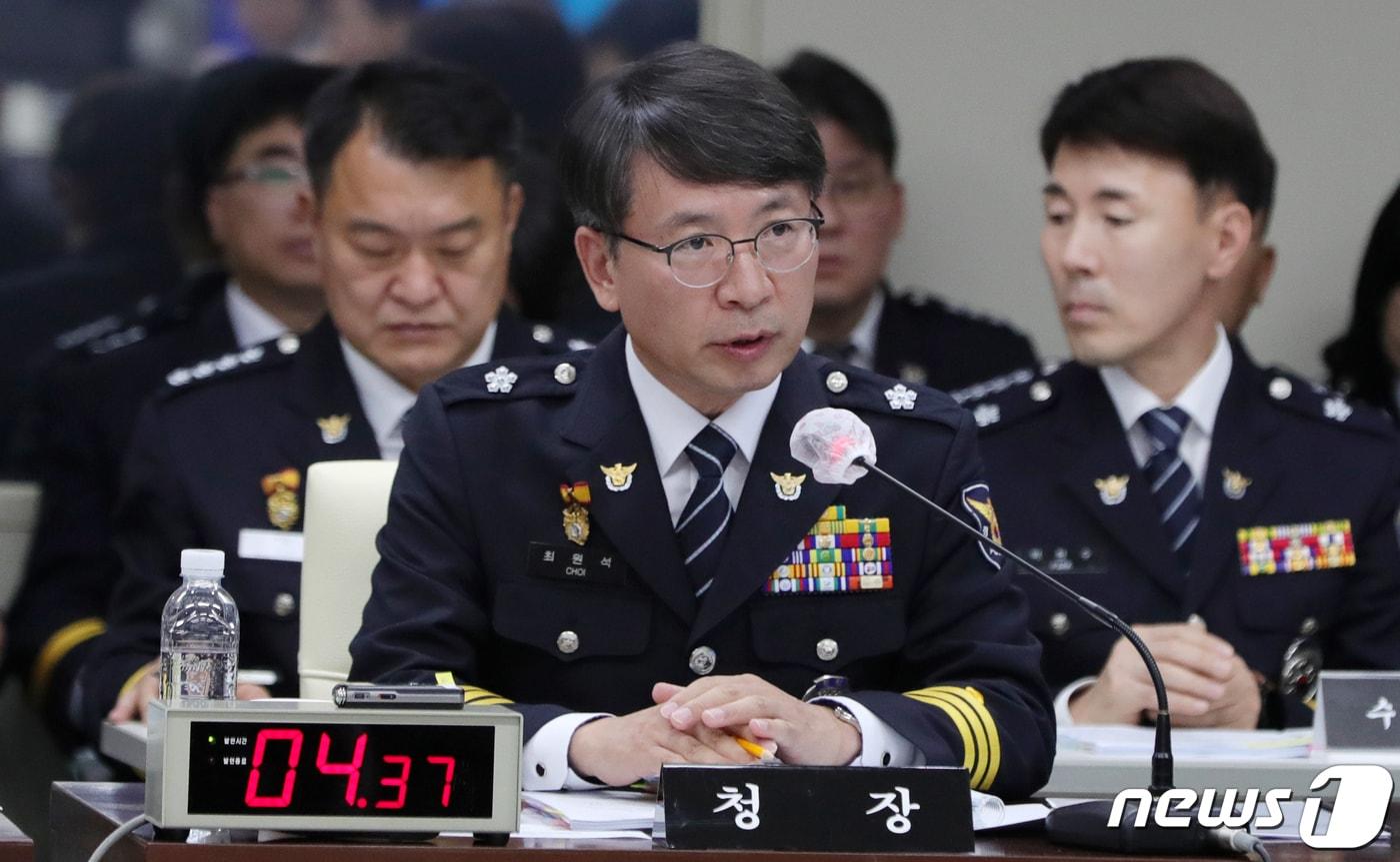 본문 이미지 - 최원석 전북경찰청장 직무대리가 24일 전북 전주시 전북경찰청에서 열린 국회 행정안전위원회의 전북경찰청에 대한 국정감사에서 질의에 답변을 하고 있다. 2023.10.24/뉴스1 ⓒ News1 유경석 기자