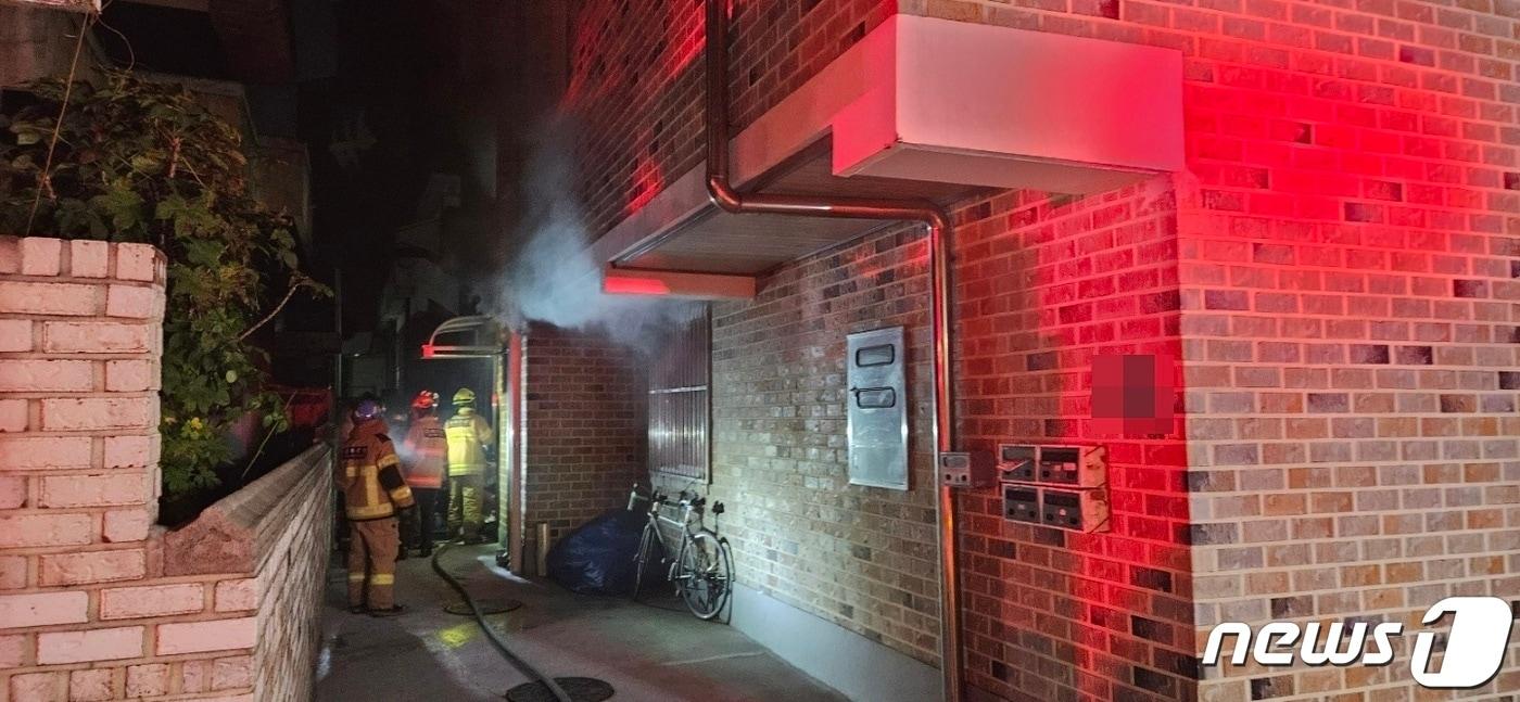본문 이미지 - 23일 오후 9시54분쯤 충북 청주시 서원구 수곡동의 한 빌라에서 불이 나 소방대원들이 화재를 진압하고 있다.(청주서부소방서 제공)./뉴스1