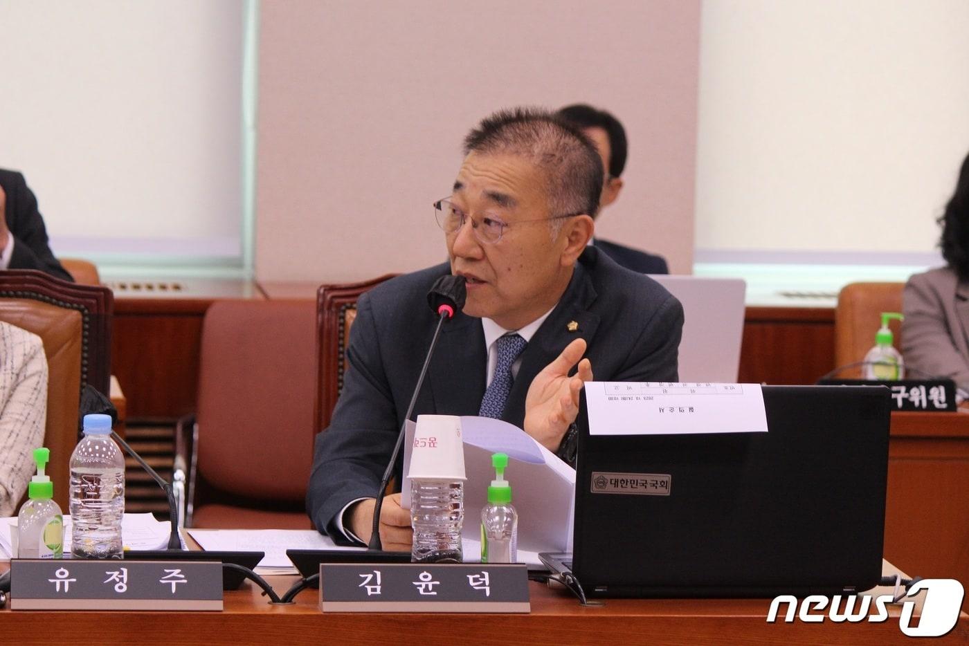 본문 이미지 - 24일 김윤덕 더불어민주당 의원이 대한체육회 국정감사에서 질의를 하고 있다.(의원실제공)2023.10.24/뉴스1