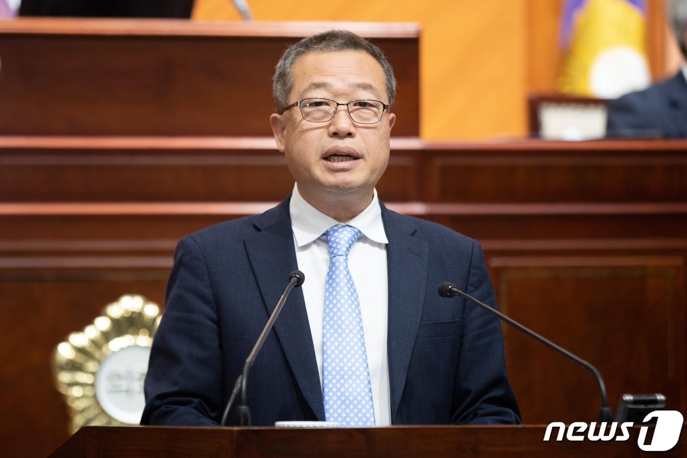 본문 이미지 - 한경봉 군산시의회 의원이 24일 열린 제259회 임시회 1차 본회의에서 5분 발언을 통해 군산시의 안일한 행정에 대해 질타하고 있다.(군산시의회 제공) 2023.10.24/뉴스1
