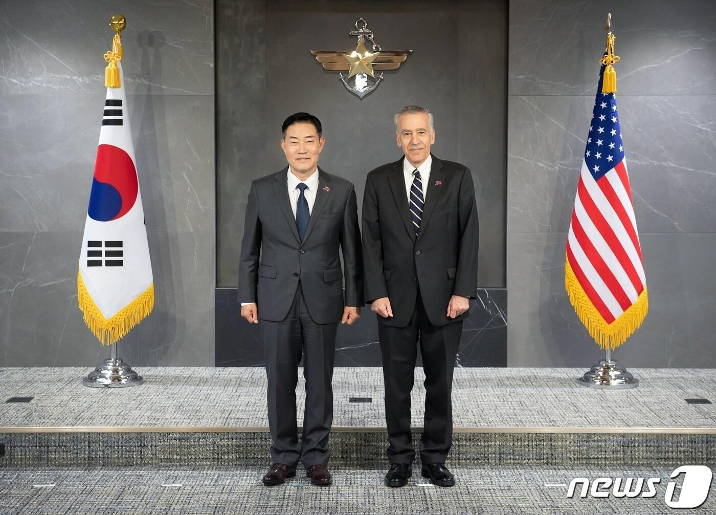 본문 이미지 - 신원식 국방부장관이 24일 서울 국방부 청사에서 필립 골드버그(Philip S. Goldberg) 주한미국대사와 기념촬영을 하고 있다. (국방부 제공) 2023.10.24/뉴스1