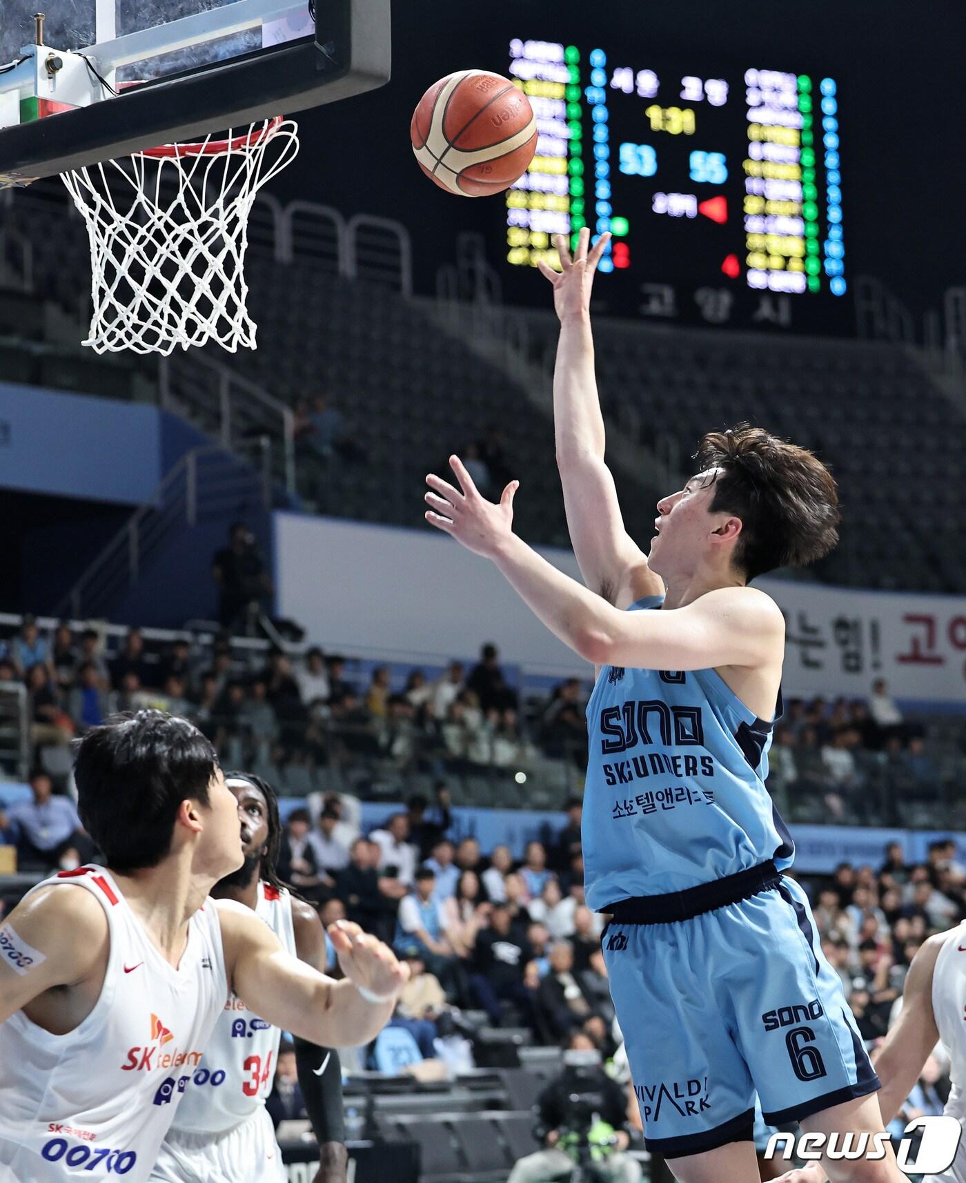 본문 이미지 - 24일 오후 경기도 고양 소노 아레나에서 열린 &#39;2023-2024 정관장 프로농구&#39; 고양 소노 스카이거너스와 서울 SK 나이츠의 경기에서 소노 이정현이 골밑슛을 시도하고 있다. 2023.10.24/뉴스1 ⓒ News1 구윤성 기자