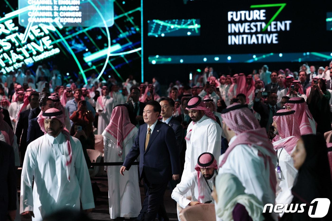 본문 이미지 - 윤석열 대통령이 24일(현지시간) 사우디 리야드 킹 압둘아지즈 국제 컨퍼런스 센터에서 열린 미래 투자 이니셔티브 포럼에서 무함마드 빈 살만 사우디아라비아 왕세자 겸 총리와 함께 입장하고 있다. (대통령실 홈페이지) 2023.10.25/뉴스1 ⓒ News1 오대일 기자