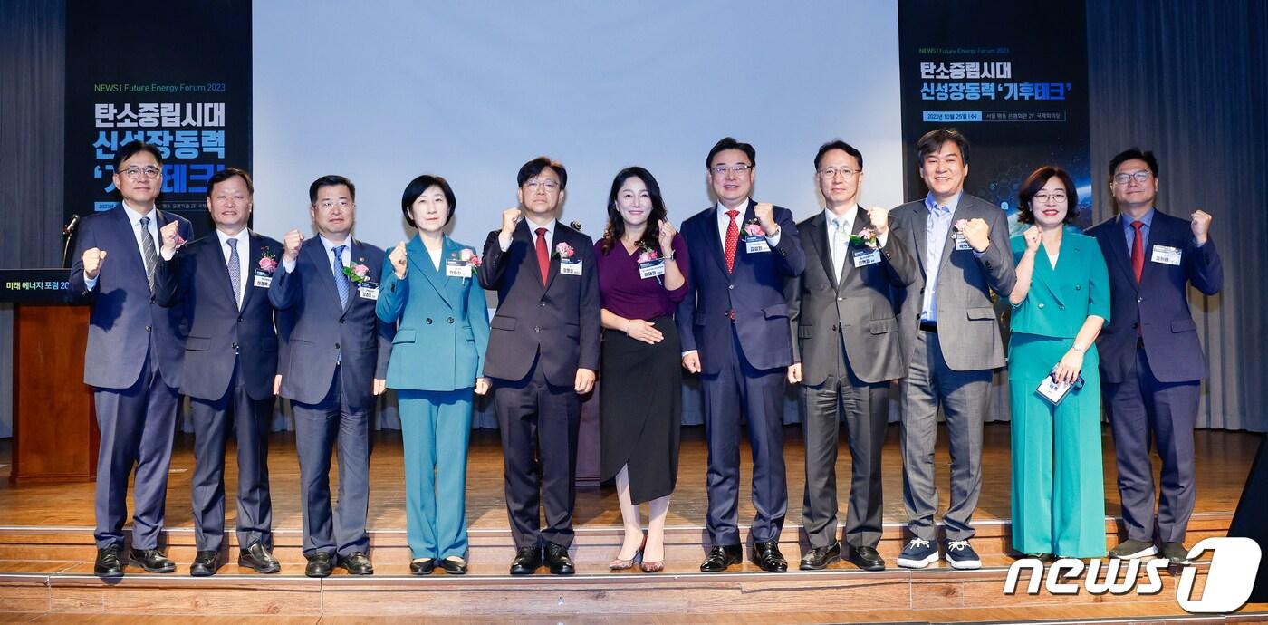 본문 이미지 - 25일 서울 중구 은행회관에서 '탄소중립시대 신성장동력 기후테크'라는 주제로 열린 뉴스1 미래에너지포럼(NFEF) 2023에 참석한 내빈들이 기념 촬영하고 있다. 왼쪽부터 김기성 뉴스1 전무, 이정복 한국전력공사 부사장, 강경성 산업통상자원부 2차관, 한화진 환경부 장관, 이영섭 뉴스1 대표이사, 이재정 국회 산업통상자원중소벤처기업위원회 위원장, 김성원 산자위 국민의힘 간사, 김현제 에너지경제연구원장, 박현도 서강대 유로메나연구소 대우교수, 김희 포스코 탄소중립담당 상무, 채원배 뉴스1 편집국장. 이번 포럼은 기후테크(기후 Climate와 기술 Technology의 합성어)를 바탕으로 탄소중립이라는 시대적 과제를 한국이 선도적으로 달성하고, 나아가 관련 산업 성장을 통한 에너지 강국으로의 도약을 위한 과제를 모색하고자 열렸다. 2023.10.25/뉴스1 ⓒ News1 안은나 기자