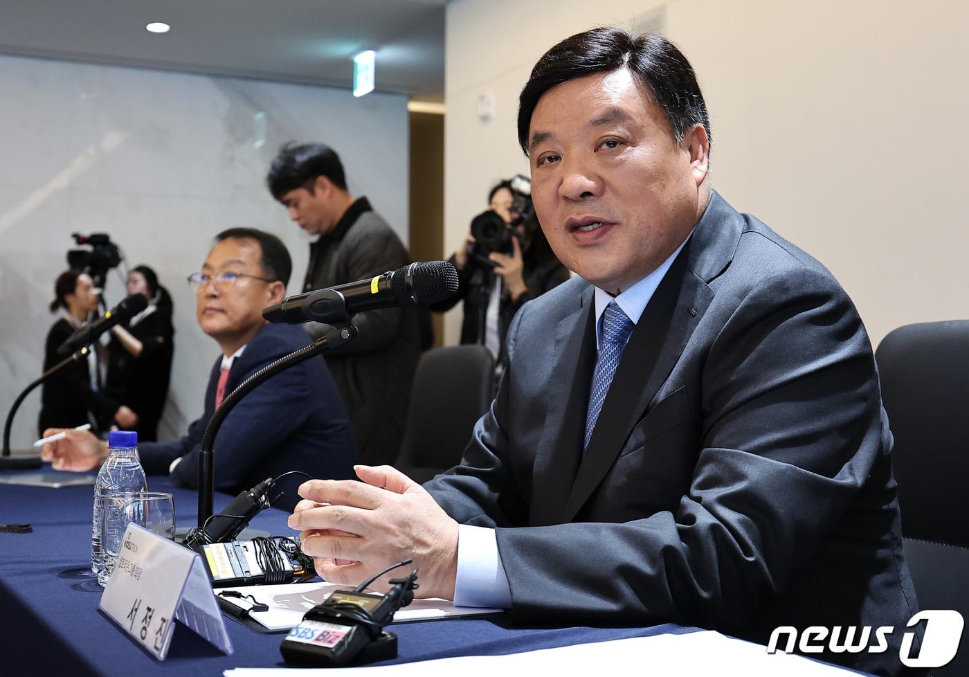 본문 이미지 - 서정진 셀트리온그룹 회장이 25일 오전 서울 영등포구 NH증권 본사 대회의실에서 열린 기자간담회에서 취재진 질문에 답변하고 있다.  2023.10.25/뉴스1 ⓒ News1 김진환 기자