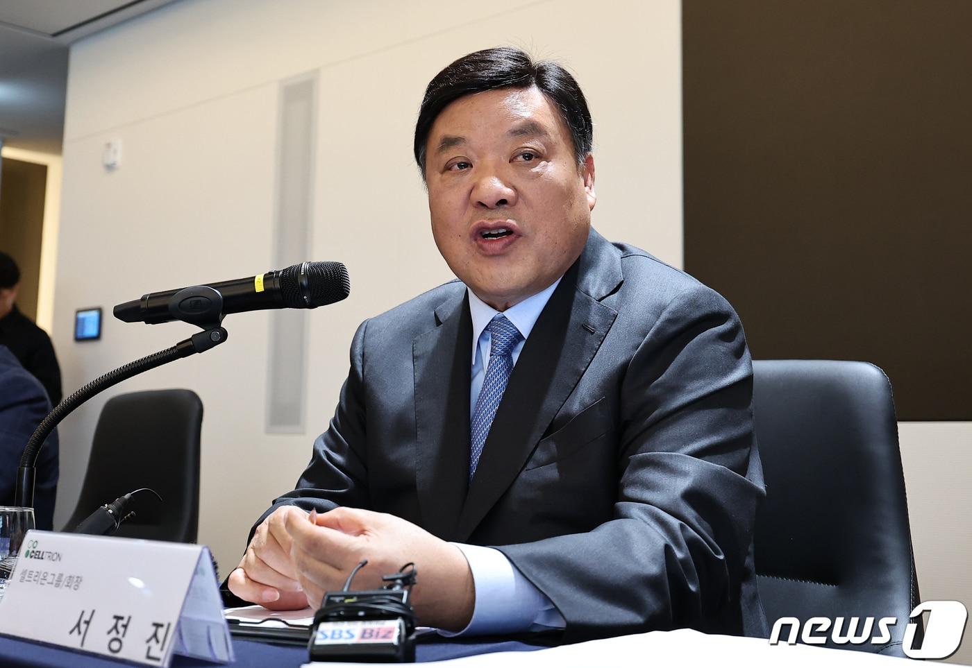 본문 이미지 - 서정진 셀트리온그룹 회장이 25일 오전 서울 영등포구 NH증권 본사 대회의실에서 열린 기자간담회에서 취재진 질문에 답변하고 있다. 2023.10.25/뉴스1 ⓒ News1 김진환 기자