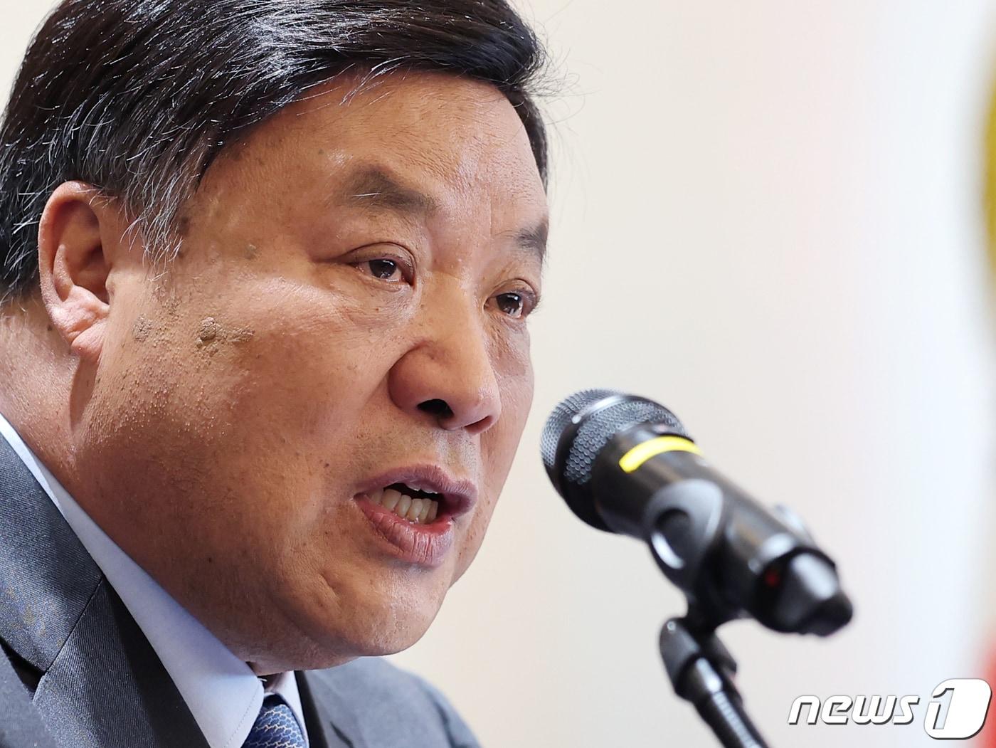 본문 이미지 - 서정진 셀트리온그룹 회장이 25일 오전 서울 영등포구 NH증권 본사 대회의실에서 열린 기자간담회에서 취재진 질문에 답변하고 있다. 2023.10.25/뉴스1 ⓒ News1 김진환 기자