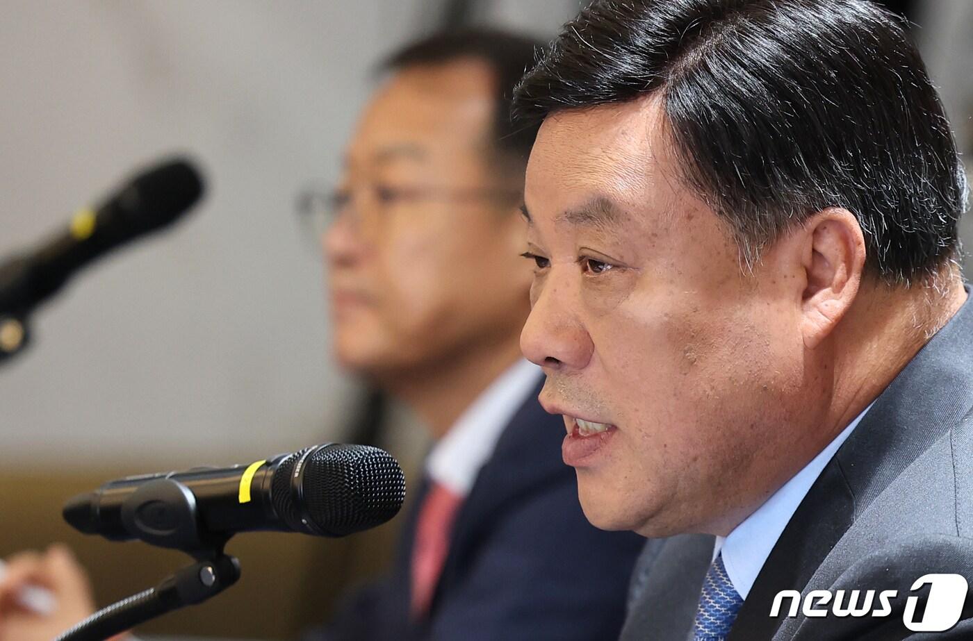 본문 이미지 - 서정진 셀트리온그룹 회장이 25일 오전 서울 영등포구 NH증권 본사 대회의실에서 열린 기자간담회에서 취재진 질문에 답변하고 있다. 앞서 셀트리온과 셀트리온헬스케어는 지난 23일 각각 임시주총을 열고 참석 주주 3분의 2 이상의 찬성을 얻어 합병안을 승인했다. 합병 형태는 셀트리온이 존속법인으로 남아 셀트리온헬스케어를 흡수하는 방식이다. 2023.10.25/뉴스1 ⓒ News1 김진환 기자