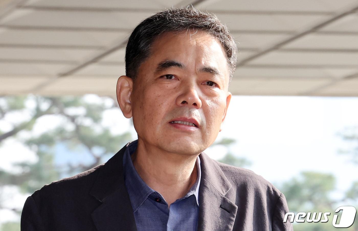 본문 이미지 - '대장동 로비 의혹'을 받는 곽상도 전 국민의힘 의원이 25일 오전 피의자 신분으로 조사를 받기 위해 서울 서초구 서울중앙지방검찰청에 출석하고 있다. 2023.10.25/뉴스1 ⓒ News1 김성진 기자