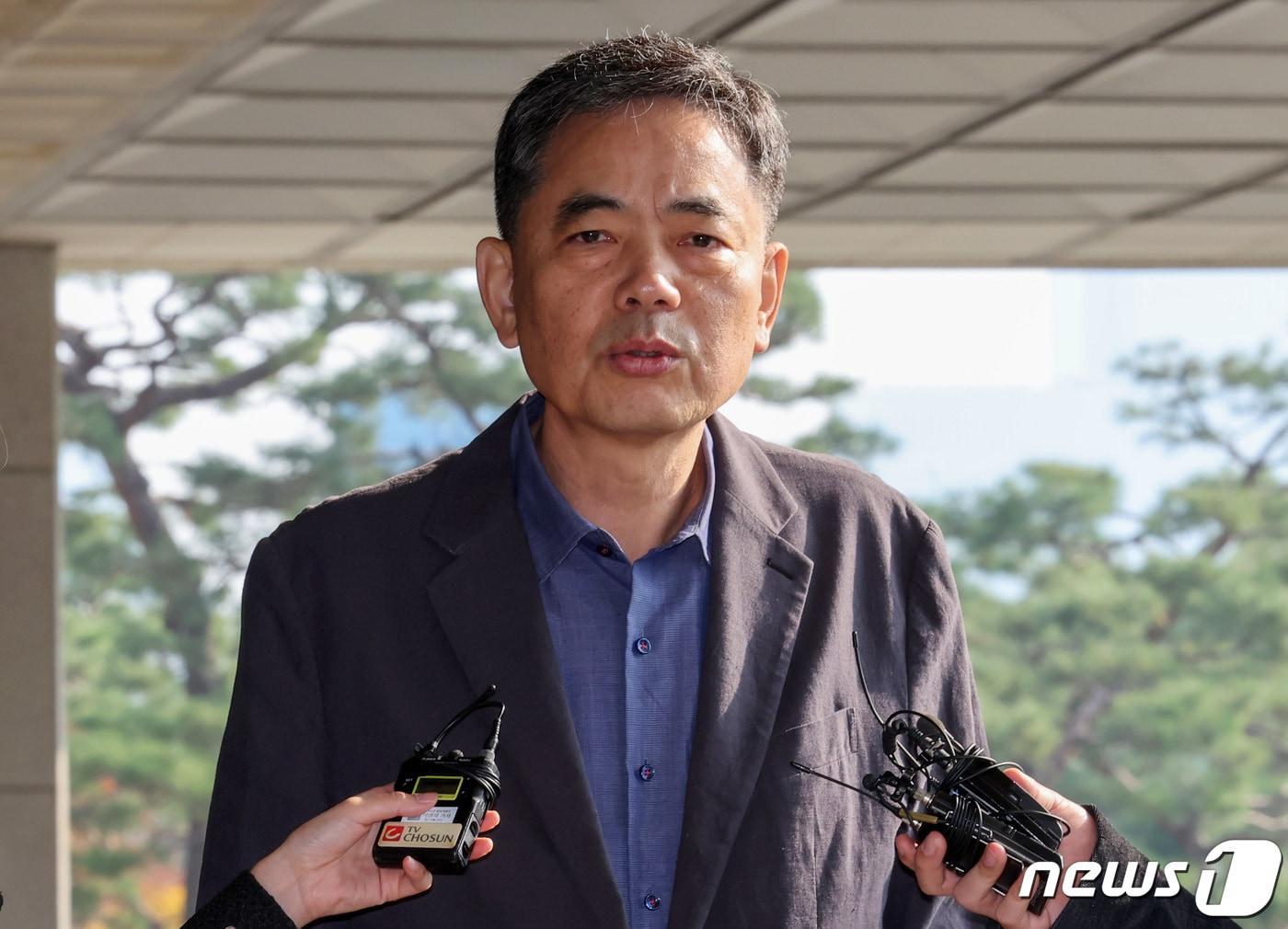 본문 이미지 - '대장동 로비 의혹'을 받는 곽상도 전 국민의힘 의원이 25일 오전 피의자 신분으로 조사를 받기 위해 서울 서초구 서울중앙지방검찰청에 출석, 취재진의 질의에 답하고 있다. 2023.10.25/뉴스1 ⓒ News1 김성진 기자