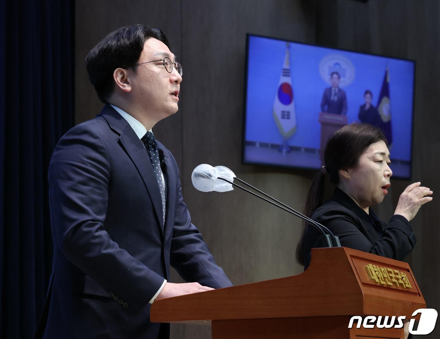 본문 이미지 - 신인규 전 국민의힘 상근부대변인이자 정당바로세우기 대표가 2023년 10월 25일 서울 여의도 국회 소통관에서 국민의힘 탈당 기자회견을 하고 있다. 2023.10.25 ⓒ 뉴스1 송원영 기자