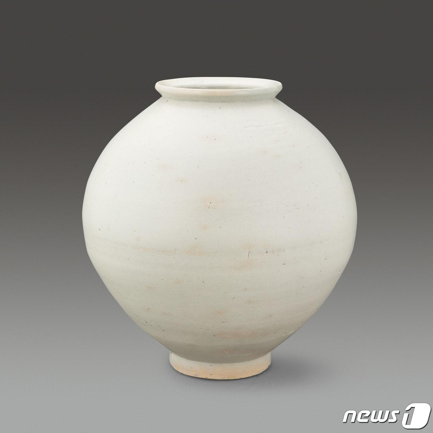 본문 이미지 - [백자대호], 42.3&times;47.5cm(h), Joseon Period (서울옥션 제공)
