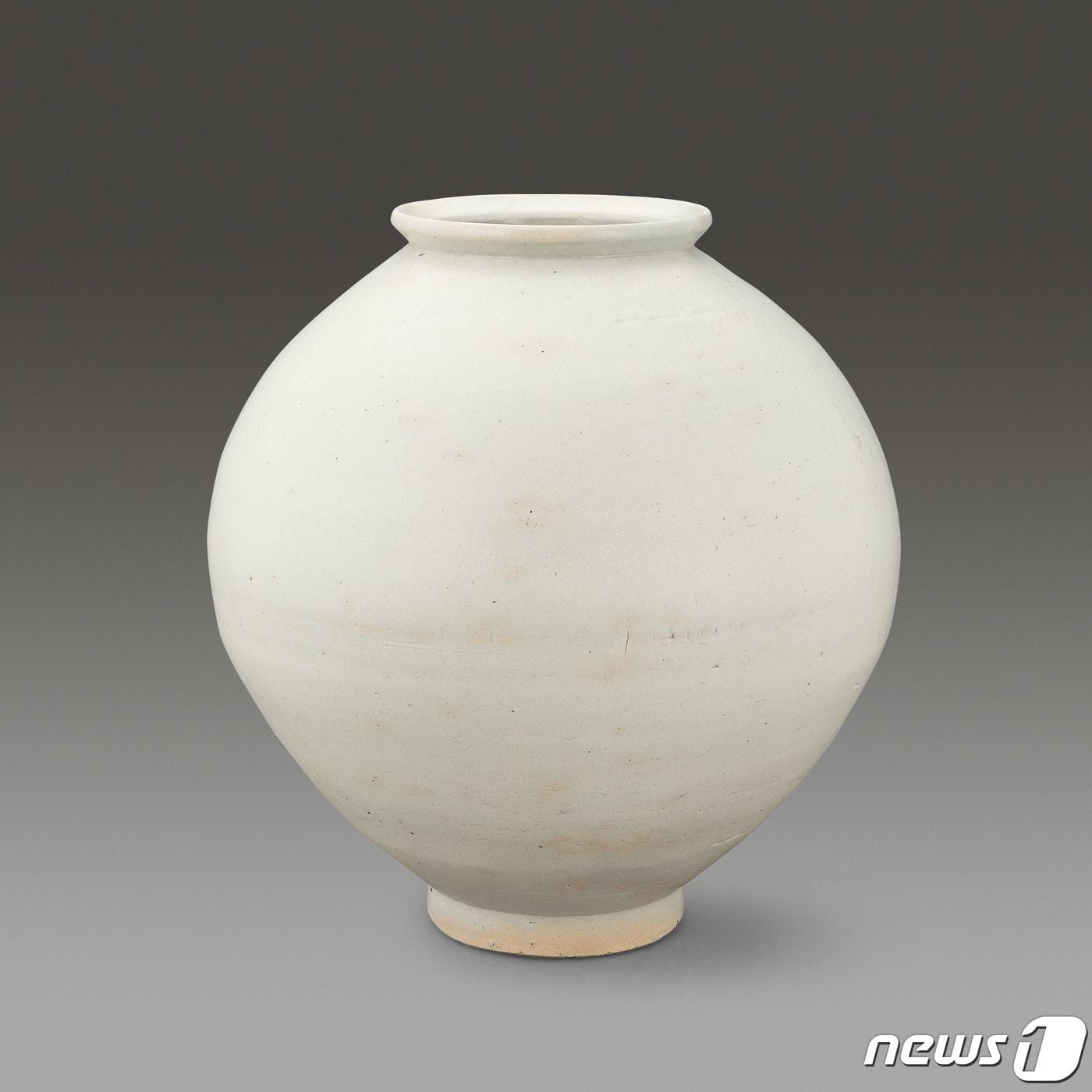 본문 이미지 - 달항아리. (서울옥션 제공)2023.10.25/뉴스1 ⓒ News1 김일창 기자