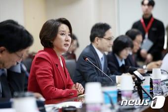 본문 이미지 - 이영 중소벤처기업부 장관이 25일 오전 서울 중구 대‧중소기업‧농어업협력재단에서 열린 '연동제 현장안착 중소기업 간담회'에 참석해 인사말하고 있다. 2023.10.25/뉴스1 ⓒ News1 이승배 기자