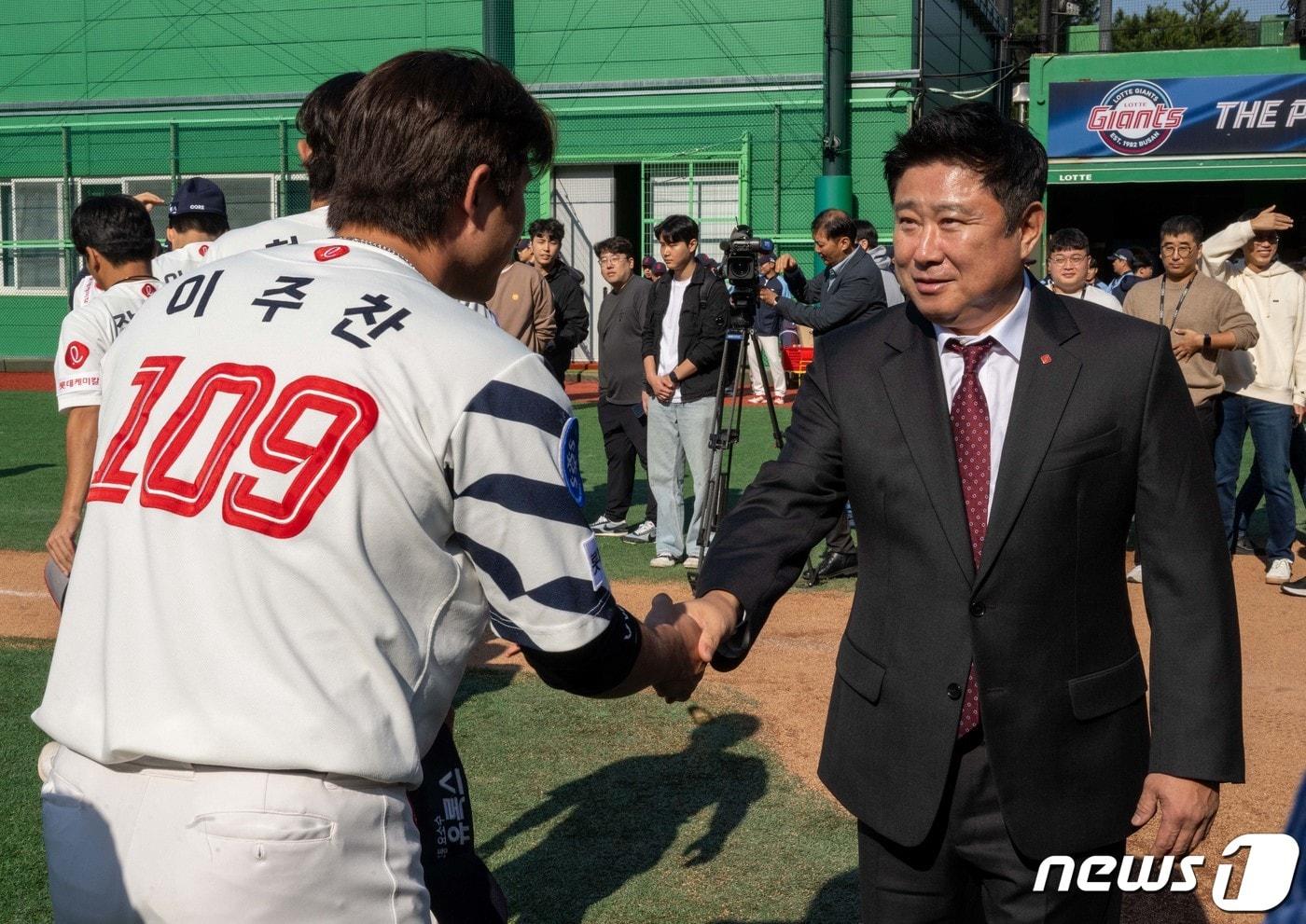 김태형 롯데 자이언츠 신임 감독이 25일 경남 김해 상동구장에서 선수단과 첫 상견례를 하고 있다. 2023.10.24/뉴스1 ⓒ News1 윤일지 기자