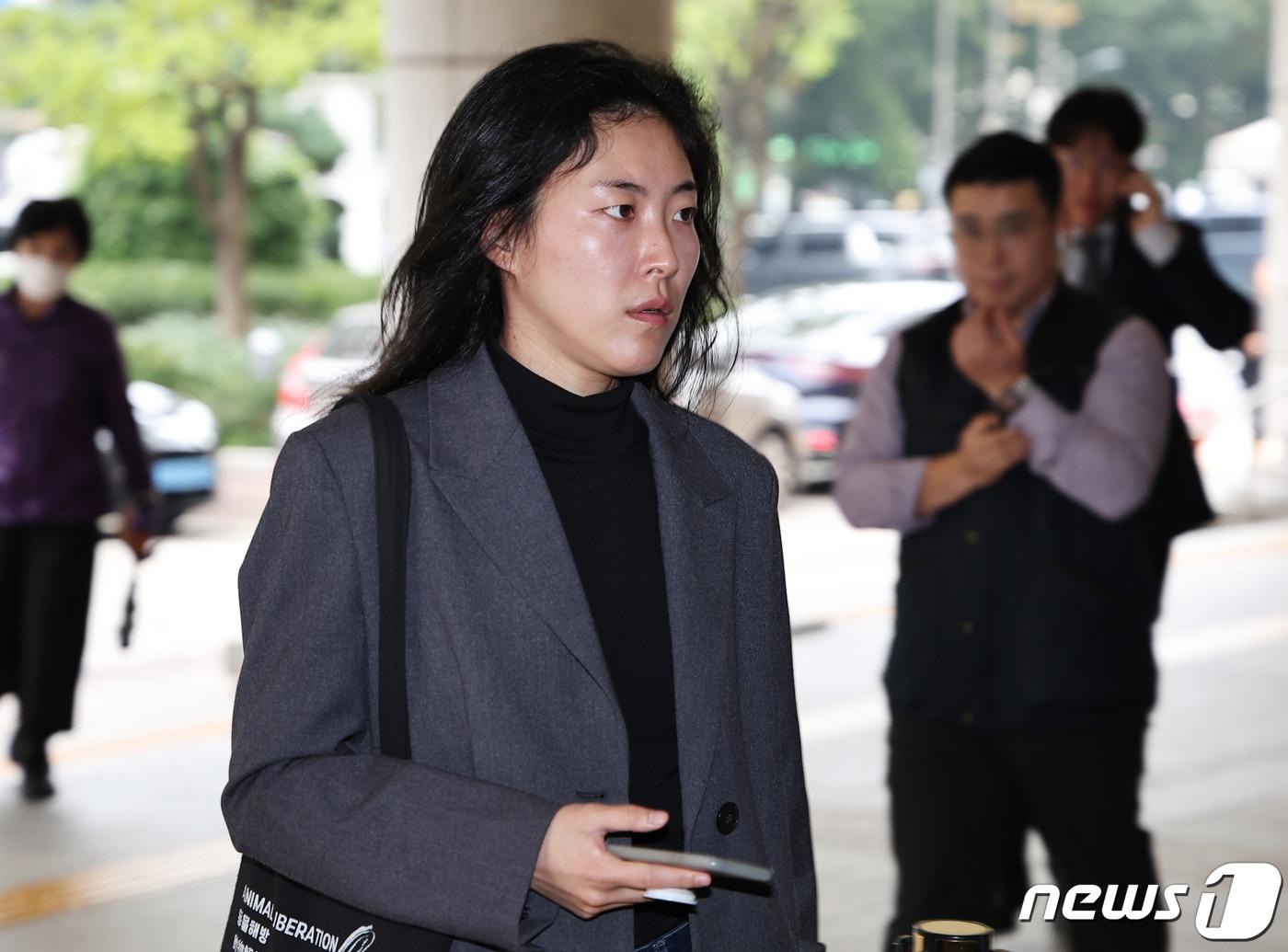 본문 이미지 - 김예원 전 녹색당 대표가 재판을 받기 위해 서울서부지법으로 들어서고 있다. 2023.10.25/뉴스1 ⓒ News1 김진환 기자