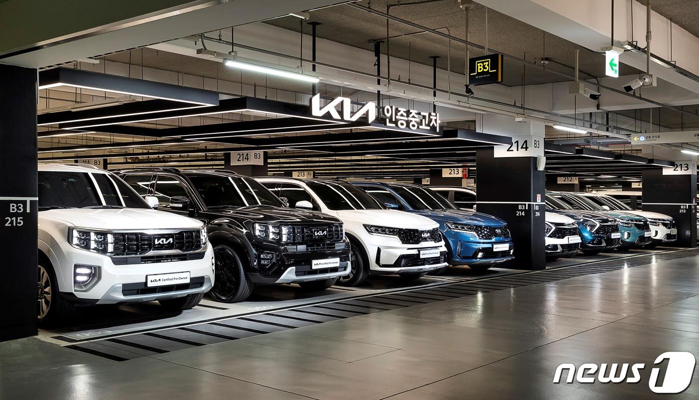 기아는 25일 서울 서초구 세빛섬 플로팅 아일랜드 컨벤션에서 기아 인증중고차 미디어 데이 ‘Movement to Trust(신뢰로 향하는 움직임)’를 개최하고, 내달 1일부터 자사 브랜드 중고차 매입 및 판매에 나선다고 밝혔다. 사진은 기아 인증중고차 용인센터에 모하비(사진 왼쪽부터), 쏘렌토, 스포티지 인증중고차가 전시되어 있는 모습. (기아 제공) 2023.10.25/뉴스1